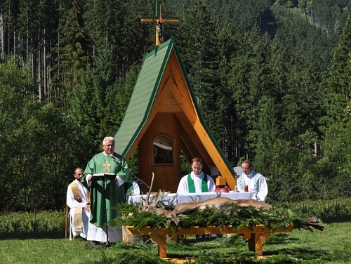 Požehnanie kaplnky sv. Huberta pri chate Oselná v Porubskej doline - 1. september 2015.; klinutím na foto sa foto zobrazí vo väčšom rozlíšení