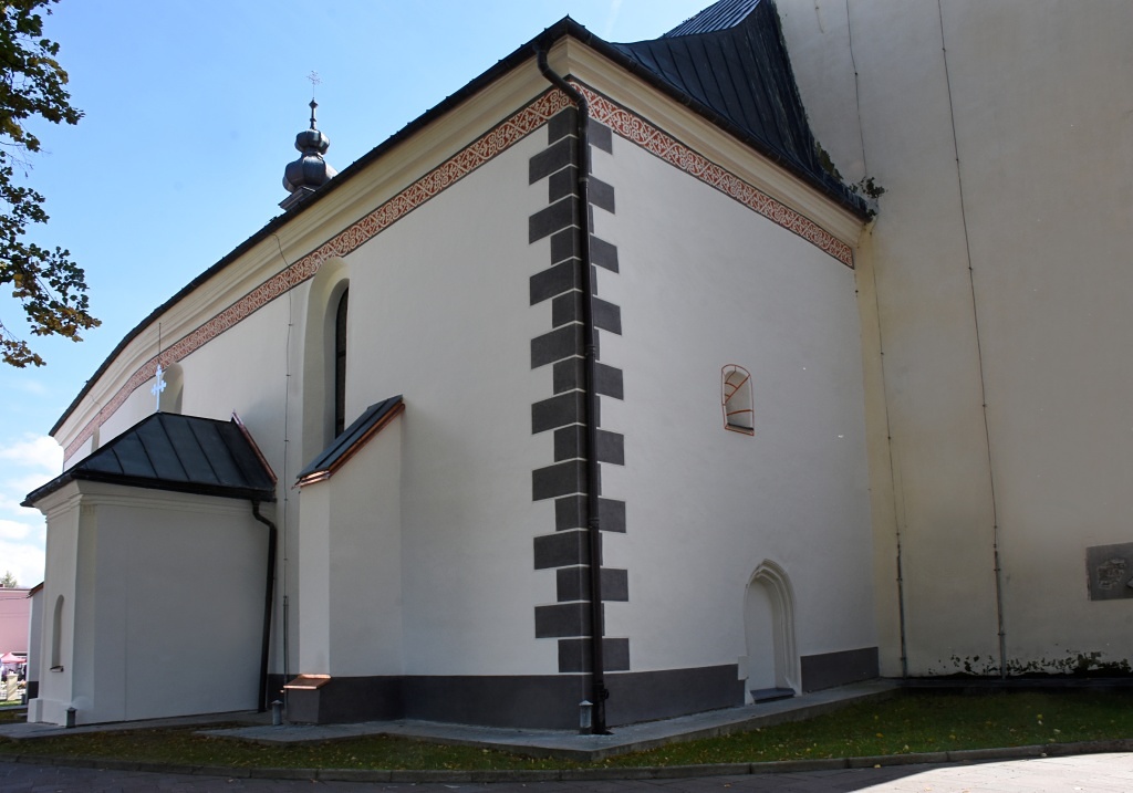 Druhá etapa reštaurovania severnej steny fasády Kostola sv. Ladislava v Rajci; kliknutím na obrázok sa obrázok zobrazí vo väčšom rozlíšení.