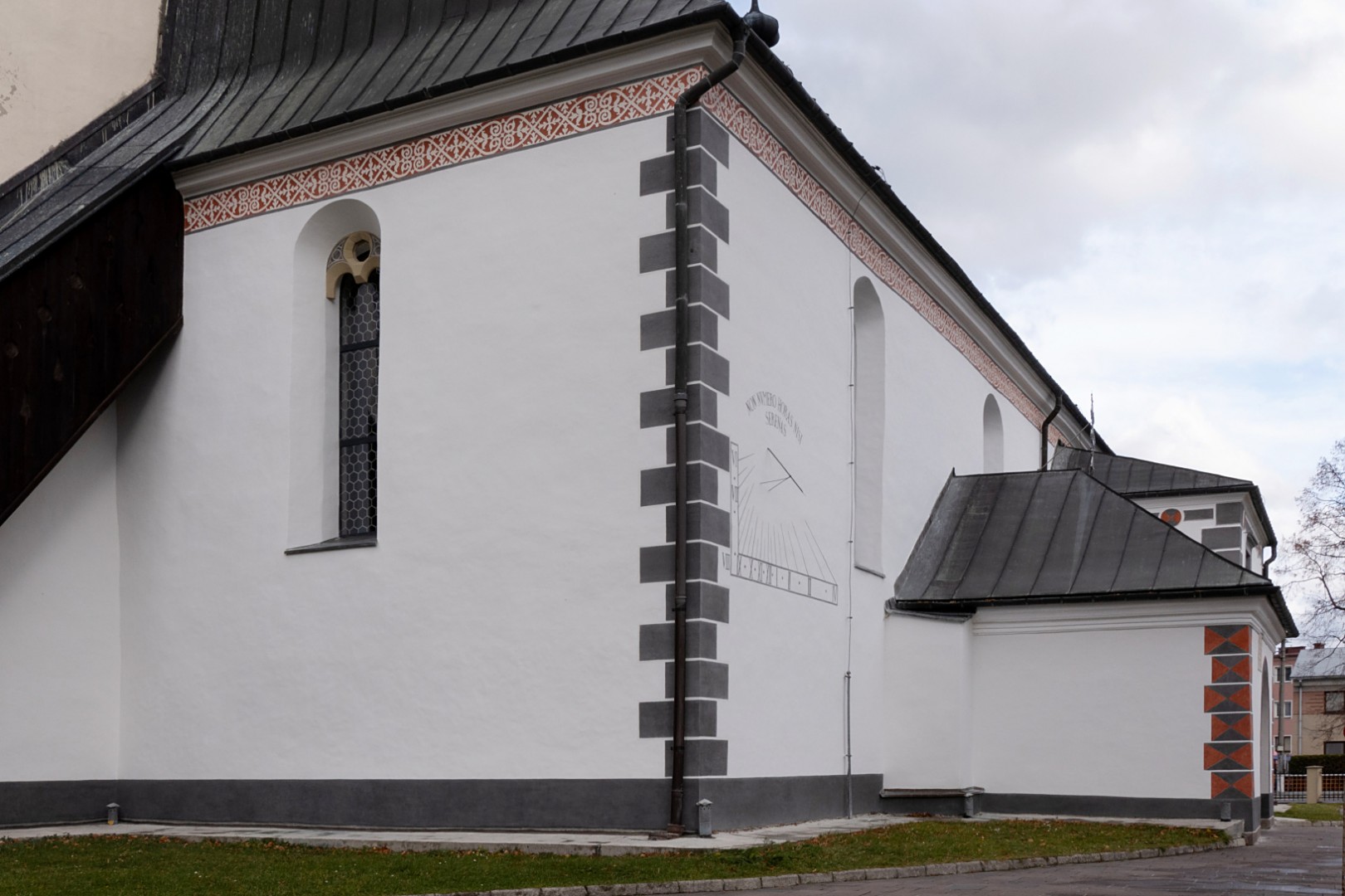 V. etapa reštaurovania zádného vstupu a západnej steny kostola sv. Ladislava v Rajci.
