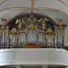 Píšťalový organ nech je v latinskej Cirkvi vo veľkej úcte ako tradičný hudobný nástroj, ktorého zvuk vie dodať cirkevným obradom obdivuhodný lesk a mohutne povznáša myseľ k Bohu a k nebeským veciam. ( čl. 120 Sacrosanctum Concilium ); 